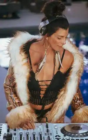 Cindy B performing on FantaSea 2027