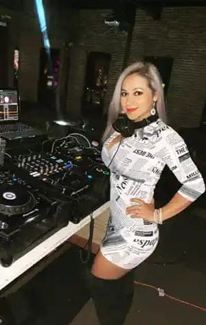 Izel performing on FantaSea 2027